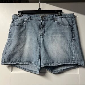 Nine West striped jean shorts. Size 16/33.